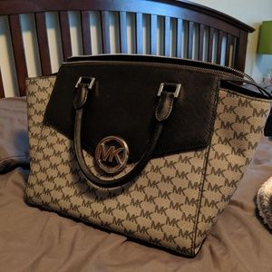 Meet your Posher, Monique